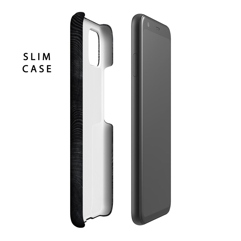 Puede incluir: Una funda de tel&eacute;fono negra con un patr&oacute;n de veta de madera. La funda es delgada y se ajusta perfectamente al tel&eacute;fono. La funda se muestra junto a un tel&eacute;fono negro.