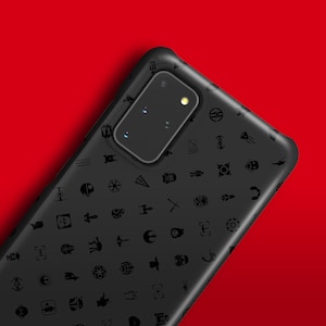 Może przedstawiać: Czarne etui na telefon z powtarzającym się wzorem postaci i symboli Gwiezdnych Wojen. Etui ma czarny wycięcie na obiektyw aparatu.