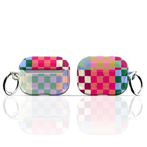 Puede incluir: Una funda a cuadros colorida con un llavero plateado para Airpods. La funda tiene un patr&oacute;n a cuadros rosa, verde, azul y crema.