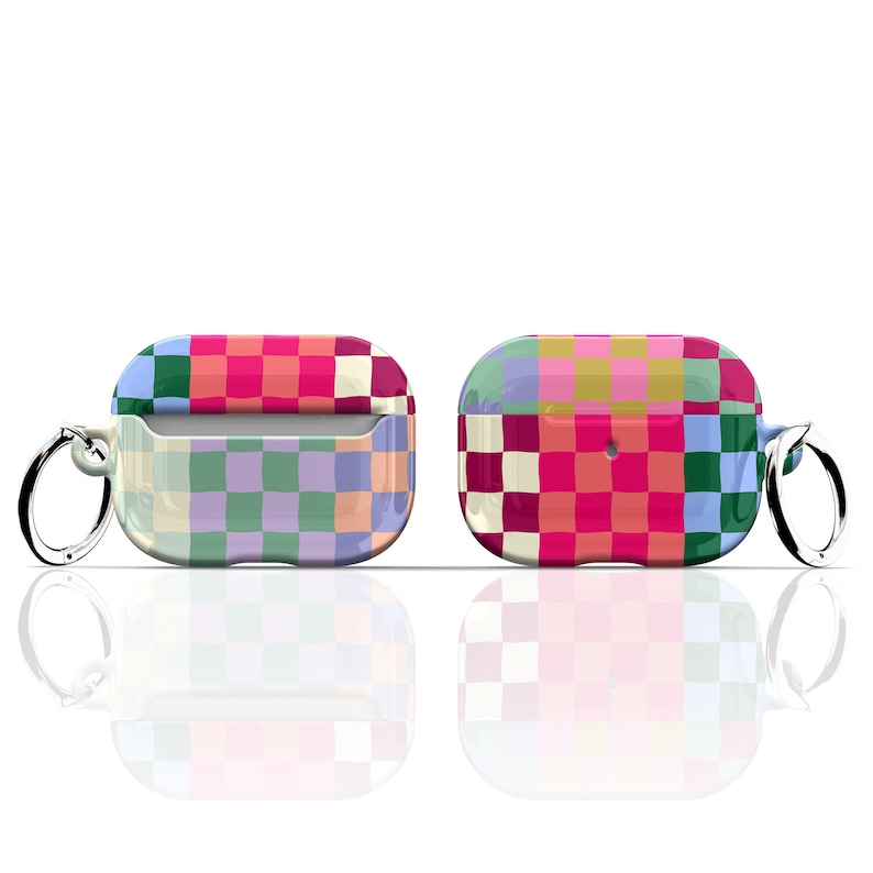 Puede incluir: Una funda a cuadros colorida con un llavero plateado para Airpods. La funda tiene un patr&oacute;n a cuadros rosa, verde, azul y crema.
