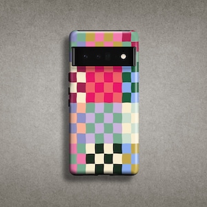 Può includere: Una custodia per telefono colorata con un motivo a scacchi in tonalità di rosa, blu, verde e giallo. La custodia ha un ritaglio per l'obiettivo della fotocamera nero.