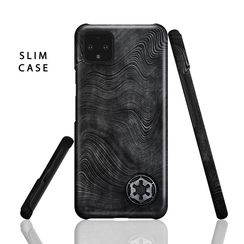 Puede incluir: Una funda de tel&eacute;fono negra con un patr&oacute;n ondulado y un s&iacute;mbolo imperial plateado. La funda est&aacute; dise&ntilde;ada para un tel&eacute;fono con una lente de c&aacute;mara doble.