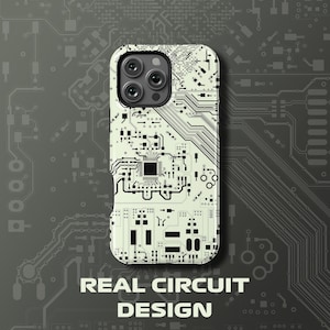 Puede incluir: Una funda de teléfono con un diseño de placa de circuito. La funda es de color blanco roto con líneas y detalles negros, con un patrón complejo de componentes electrónicos. El texto "REAL CIRCUIT DESIGN" está en la parte inferior.