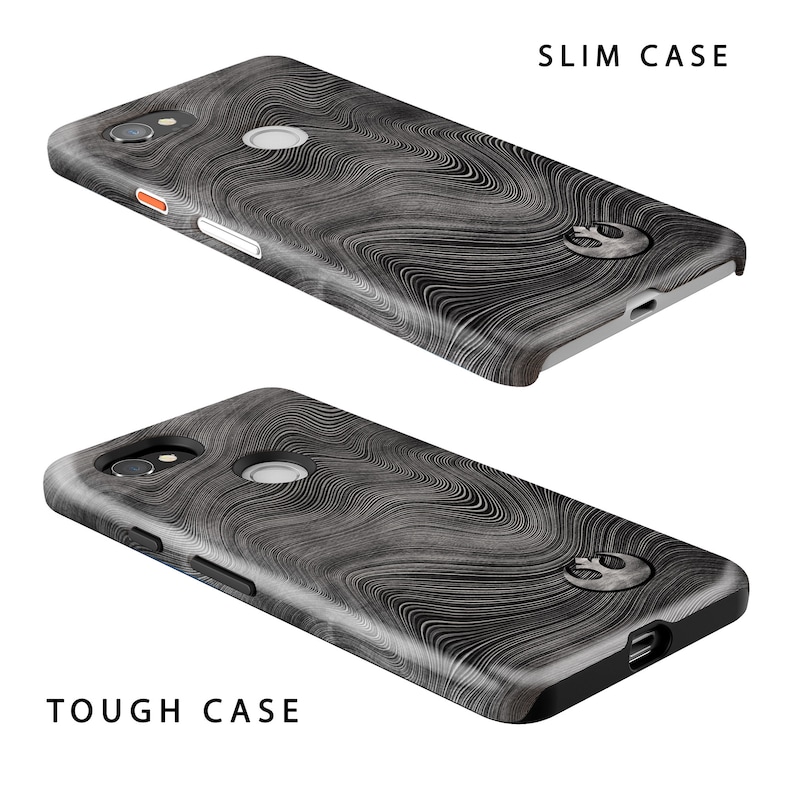 Puede incluir: Dos fundas para tel&eacute;fono con un patr&oacute;n de remolino blanco y negro y un s&iacute;mbolo de la Alianza Rebelde. La funda superior est&aacute; etiquetada como "SLIM CASE" y la funda inferior est&aacute; etiquetada como "TOUGH CASE".
