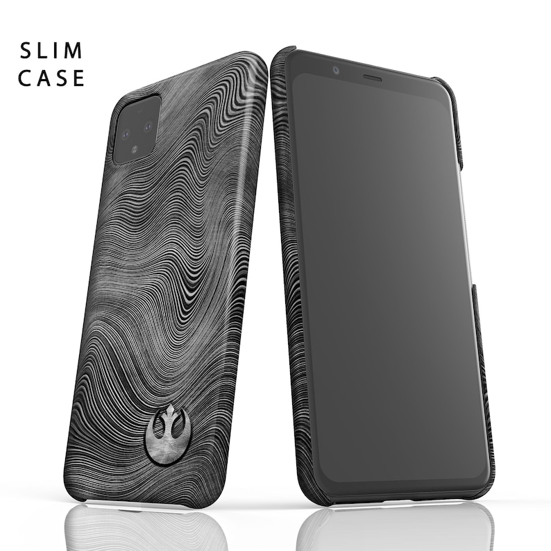 Puede incluir: Una funda de tel&eacute;fono negra con un s&iacute;mbolo blanco de la Alianza Rebelde y un patr&oacute;n ondulado abstracto. La funda est&aacute; dise&ntilde;ada para adaptarse a un tel&eacute;fono delgado. La funda se muestra junto a un tel&eacute;fono negro con una pantalla.