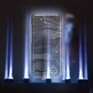 Puede incluir: Una funda de teléfono negra con un patrón ondulado blanco y el símbolo imperial de Star Wars.