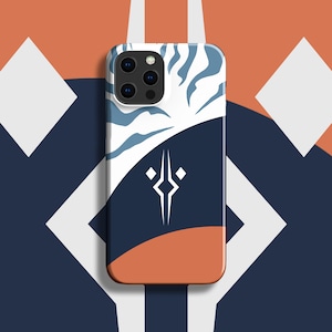 Puede incluir: Una funda para teléfono blanca, azul y naranja con un diseño geométrico y un recorte para el objetivo de la cámara. La funda tiene un patrón de rayas blancas y azules en la mitad superior y un diseño geométrico azul y naranja en la mitad inferior.