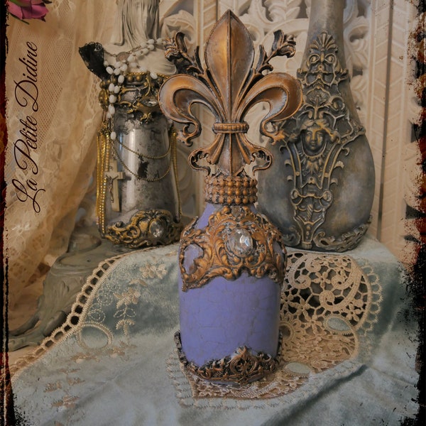 Flacon de décoration de style baroque avec fleurs de lys or et strass en cristal vintage sur fond de couleur lavande craquelée