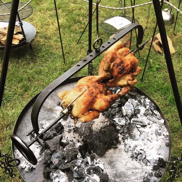 Hängender Lagerfeuer Rotisserie Spieß
