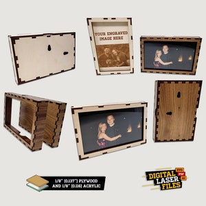 Peut inclure: Un cadre photo en bois découpé au laser avec un insert en acrylique transparent. Le cadre est fait de contreplaqué de 1/8 de pouce et d'acrylique de 1/8 de pouce. Le cadre est conçu pour contenir une photo de 4x6 pouces. Le cadre est présenté dans différentes configurations, y compris un panneau arrière, un panneau avant et une vue de côté. Le cadre est également présenté avec une photo insérée. Le texte "YOUR ENGRAVED IMAGE HERE" est visible sur le cadre. Le texte "DIGITAL LASER FILES" est également visible sur le cadre.