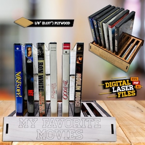 Puede incluir: Un soporte de DVD de madera con el texto "Mis películas favoritas" en la parte delantera. El soporte está diseñado para contener seis estuches de DVD. El soporte está hecho de madera contrachapada de 1/8 de pulgada. Se incluyen archivos de corte láser digital.