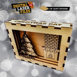 Puede incluir: Un recorte de madera de una escena navideña con una chimenea y un árbol de Navidad. El texto "CHRISTMAS DAY" está escrito sobre la escena. El recorte está hecho de madera contrachapada de 1/8 de pulgada (0,35 cm).