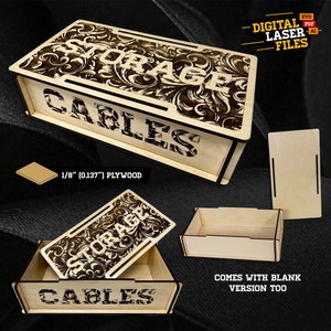 Op de afbeelding: Een houten doos met een decoratief bloemmotief en de woorden "STORAGE CABLES" gegraveerd op de voorkant. De doos is gemaakt van 1/8 inch multiplex en wordt geleverd met een blanco versie.