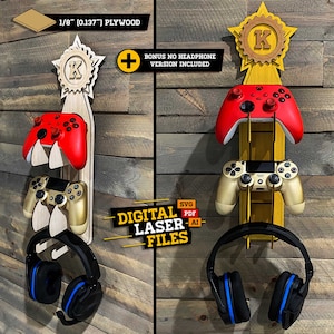 Könnte beinhalten: Ein Wandhalter aus Holz für Videospielcontroller und Kopfhörer. Der Halter ist aus 1/8 Zoll Sperrholz gefertigt und verfügt über einen goldenen Stern mit dem Buchstaben K in der Mitte. Der Halter kann zwei Controller und ein Headset aufnehmen. Der Text "BONUS NO HEADPHONE VERSION INCLUDED" ist auf weißem Hintergrund mit einem Pluszeichen gedruckt.