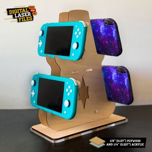 Peut inclure: Un support en bois conçu pour accueillir deux consoles Nintendo Switch Lite et deux étuis de jeu. Le support est fait de contreplaqué de 1/8 de pouce et d'acrylique de 1/4 de pouce. Le support est peint dans une couleur bois naturel. Les consoles et les étuis ne sont pas inclus.
