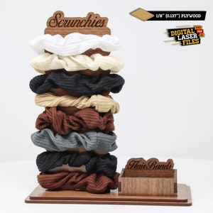 Op de afbeelding: Een houten standaard met een stapel kleurrijke scrunchies en een klein lade met het label "Hair Bands". De standaard is gemaakt van 1/8 inch multiplex en is ontworpen om haaraccessoires te presenteren.