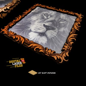 Może przedstawiać: Drewniana rama z laserowym cięciem o ozdobnym wzorze. Rama wykonana jest z 3,2 mm sklejki i przedstawia czarno-białe zdjęcie twarzy lwa. Tekst "DIGITAL LASER FILES" jest nadrukowany na czarnym tle żółtym kolorem.