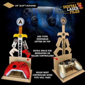 Puede incluir: Un soporte de madera cortado con láser para mandos de videojuegos. El soporte presenta una espada con la palabra "GAMER" en ella y un espacio para una letra de monograma en la parte superior. El soporte está hecho de madera contrachapada de 1/8 de pulgada y admite la mayoría de los tamaños de mandos. El soporte se muestra con un mando Xbox rojo y un mando Playstation dorado.