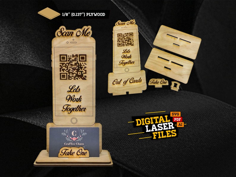 Op de afbeelding: Een houten telefoonstandaard van 1/8 inch multiplex, met een QR-code en de tekst "Scan Me" en "Let's Work Together". De standaard heeft ook een visitekaartjeshouder met de tekst "Take One".