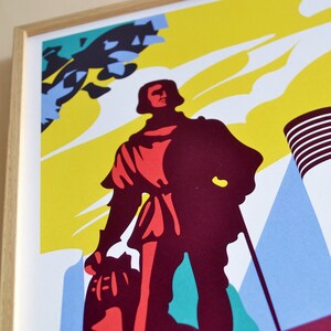 Puede incluir: Impresi&oacute;n enmarcada con una ilustraci&oacute;n estilizada de una figura hist&oacute;rica en tonos rojos y burdeos sobre un fondo amarillo y azul. La obra de arte tiene una est&eacute;tica de cartel de viaje vintage, presentada en un marco de madera clara.