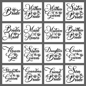 Op de afbeelding: Een set van 12 printbare bruiloftsborden met zwarte tekst en een diamantgrafiek. De borden bevatten titels zoals "Bruid", "Moeder van de bruid", "Bruidsmeisje", "Bloemenmeisje", "Zuster van de bruidegom", "Dochter van de bruid", "Neef van de bruidegom", "Stiefvader van de bruidegom", "Grootmoeder van de bruid", "Vriendin van de bruid" en "Zoon van de bruid".