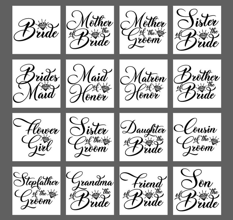 Op de afbeelding: Een set van 12 printbare bruiloftsborden met zwarte tekst en een diamantgrafiek. De borden bevatten titels zoals "Bruid", "Moeder van de bruid", "Bruidsmeisje", "Bloemenmeisje", "Zuster van de bruidegom", "Dochter van de bruid", "Neef van de bruidegom", "Stiefvader van de bruidegom", "Grootmoeder van de bruid", "Vriendin van de bruid" en "Zoon van de bruid".