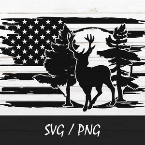 K&ouml;nnte beinhalten: Schwarz-wei&szlig;e Silhouette eines Hirsches, der vor einer abgenutzten amerikanischen Flagge mit Kiefern auf beiden Seiten steht. Der Hirsch steht vor einem wei&szlig;en Kreis.