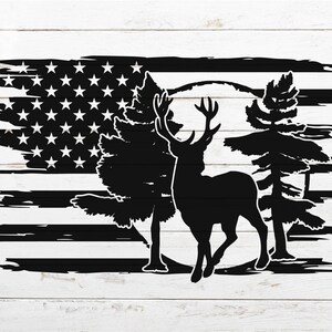 K&ouml;nnte beinhalten: Schwarz-wei&szlig;e Silhouette eines Hirsches, der in einem Wald mit einem verwitterten amerikanischen Flaggenhintergrund steht.
