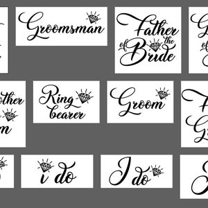 Op de afbeelding: Een set van 12 bruiloftborden met zwarte kalligrafietekst en diamantillustraties. De borden bevatten titels zoals "Best Man", "Groomsman", "Father of the Bride", "Grandmother of the Bride", "Grandmother of the Groom", "Ring Bearer", "Groom", "Father of the Groom" en "I Do".