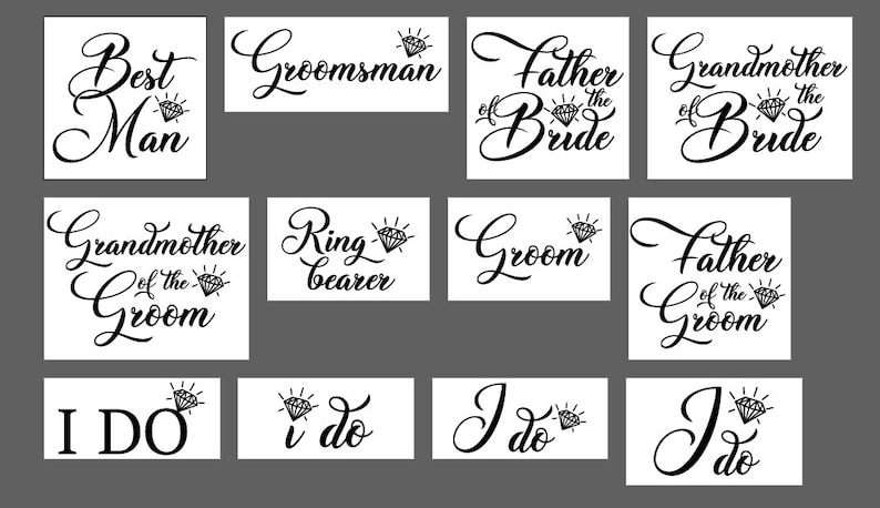 Op de afbeelding: Een set van 12 bruiloftborden met zwarte kalligrafietekst en diamantillustraties. De borden bevatten titels zoals "Best Man", "Groomsman", "Father of the Bride", "Grandmother of the Bride", "Grandmother of the Groom", "Ring Bearer", "Groom", "Father of the Groom" en "I Do".