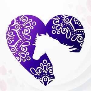 Puede incluir: Un diseño en forma de corazón morado con una silueta blanca de la cabeza de un caballo en su interior. El corazón está decorado con intrincados patrones florales blancos.