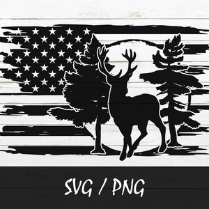 K&ouml;nnte beinhalten: Schwarz-wei&szlig;e Silhouette eines Hirsches, der vor einer abgenutzten amerikanischen Flagge mit Kiefern auf beiden Seiten steht. Der Hirsch steht vor einem wei&szlig;en Kreis.