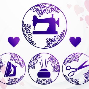 Puede incluir: Cinco iconos morados con contornos blancos sobre un fondo blanco con corazones rosas. Los iconos son una máquina de coser, una plancha, un alfiletero con agujas, unas tijeras y un corazón. Los iconos están todos en un círculo con un patrón decorativo.