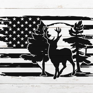 K&ouml;nnte beinhalten: Schwarz-wei&szlig;e Silhouette eines Hirsches, der in einem Wald mit einem verwitterten amerikanischen Flaggenhintergrund steht.