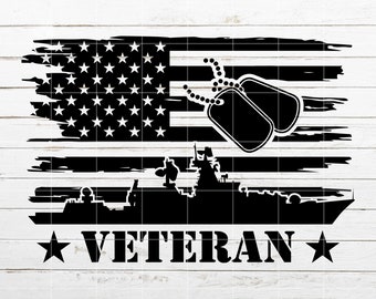 Puede incluir: Bandera estadounidense desgastada en blanco y negro con una silueta de un barco de la marina y placas de identificación. El texto "Veteran" está debajo del barco.