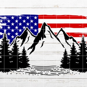 Pode incluir: Um design de bandeira americana desbotada com uma silhueta de cordilheira na frente. As montanhas são pretas e a bandeira é vermelha, branca e azul.