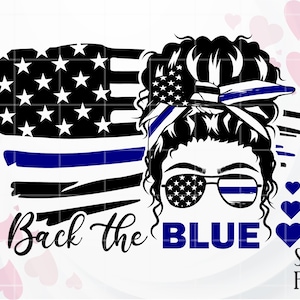Puede incluir: Ilustraci&oacute;n en blanco y negro de una mujer con un mo&ntilde;o desordenado que lleva gafas de sol con una fina l&iacute;nea azul y una bandana de l&iacute;nea azul. La mujer est&aacute; delante de una bandera estadounidense con una fina l&iacute;nea azul. El texto "Back the Blue" est&aacute; debajo de la mujer.