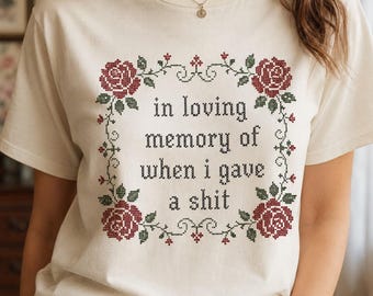 Maglietta divertente con punto croce, maglietta grafica floreale vintage, maglietta con ricamo sarcastico, maglietta con citazione "In Loving Memory", regalo umoristico per adulti