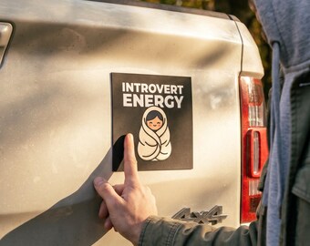 Magnete per auto "Energia Introversa", adesivo divertente per auto "Introverso", regalo per chi soffre di ansia sociale, simpatico magnete per paraurti
