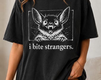 Divertente maglietta con pipistrello, maglietta "Mordo gli sconosciuti", t-shirt grafica con umorismo nero, regalo a tema animali strani