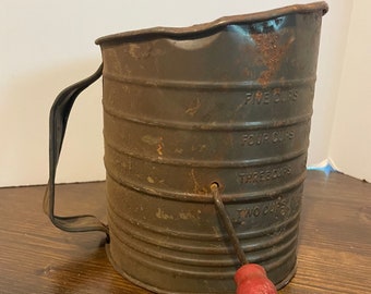 Tamiz medidor Bromwell antiguo, tamiz de harina primitivo, herramientas de cocina de granja, herramientas de repostería antiguas, tamiz de harina con mango rojo