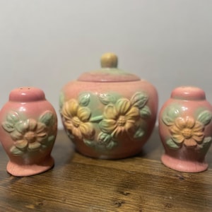 Vintage Hull Pottery Sunglow Pattern 1950-tals fettburk och matchande salt- och pepparkar