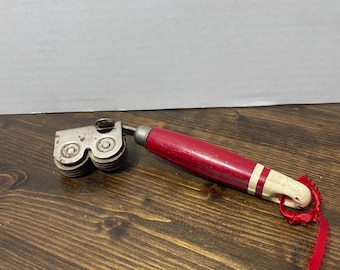 ヴィンテージの赤いハンドル付きナイフまたはハサミ研ぎ器
