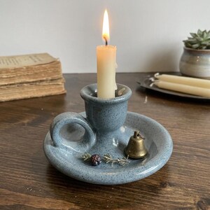 Candelabro vintage in gres blu screziato, portacandele in ceramica artigianale con anello per le dita, decorazione rustica in stile fattoria.