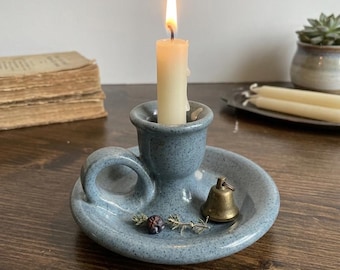 Candelabro vintage in gres blu screziato, portacandele in ceramica artigianale con anello per le dita, decorazione rustica in stile fattoria.