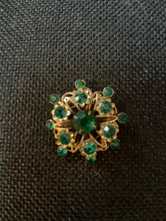 Vintage Emerald Green Rhinestone and Filigree Bro… - image 2