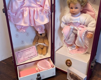 Conjunto completo de boneca Lee Middleton Baby and Me "Sweet Lips" com baú, em estado de novo.