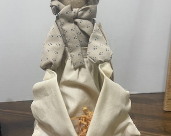 Muñeca de tela estilo campestre vintage, muñeca de tela rústica, muñeca de tela primitiva con su gorro y vestido de saco de harina