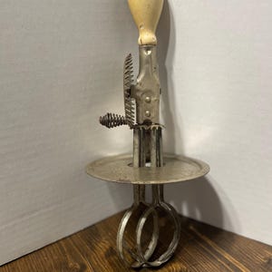Frullino per le uova vintage con manico in legno verde, brevetto del 1923, utensile da cucina per fattoria, arredamento vintage Grannycore, cucina per nonne