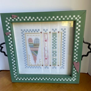 Mooi kruisgestikt dienblad, decor voor de kinderkamer, vintage houten dienblad, plankdrager, perfect voor dressoir of badkamer,